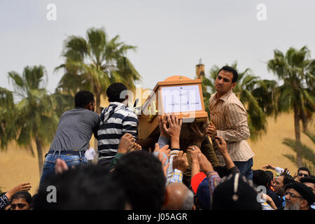 Borg El-Arab, Alexandria, Ägypten. 10. April 2017. Trauernde tragen den Sarg eines der Opfer der Explosion in der koptischen Christian Saint Mark's Church in Alexandria am Vortag bei einem Trauerzug an das Kloster Marmina in der Stadt Borg El-Arab, östlich von Alexandria am 10. April 2017. Ägypten bereit, den Ausnahmezustand zu verhängen, nachdem Dschihad Bombenanschlägen Dutzende an zwei Kirchen in die tödlichsten Angriffe in den letzten Speicher auf koptischen christlichen Minderheit des Landes Kredit getötet: Amr Sayed/APA Bilder/ZUMA Draht/Alamy Live News Stockfoto