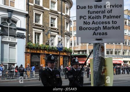 London, Großbritannien. 10 Apr, 2017. Der trauerzug macht es Weg entlang der Borough High St. in Richtung southwark kathedrale, wo die Trauerfeier stattfindet. pc Keith Palmer wurde zum Tod in der westminster Terrorangriff am 22. März erstochen. Credit: Claire Doherty/alamy live news Credit: Claire Doherty/alamy live news Credit: Claire Doherty/alamy leben Nachrichten Stockfoto