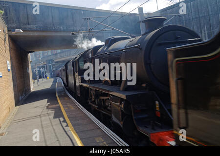 Glasgow, Schottland. 10. April 2017. Die Dampflokomotiven der West Highland Line, beschrieben als die größte Eisenbahn-Reise in der Welt, wurden zu Beginn der neuen Saison der jakobitischen durch Glasgow Lokalsender von Diesel geschoben. Das massive Säule donnern neben Pendler überrascht, da es eine fortlaufende Linie Blockade auf der West Highland Line im Bild an der Finneston Station Credit: Gerard Fähre/Alamy Live News Stockfoto