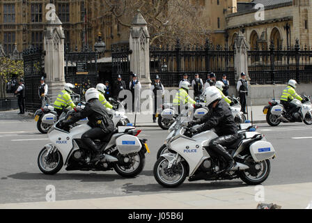 London, UK. 10. April 2017. Der Sarg des PC Keith Palmer führt durch die Tore, die er beschützt wurde, als er bei einem Terroranschlag ermordet wurde. Bildnachweis: JOHNNY ARMSTEAD/Alamy Live-Nachrichten Stockfoto