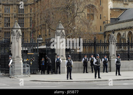 London, UK. 10. April 2017. Der Sarg des PC Keith Palmer führt durch die Tore, die er beschützt wurde, als er bei einem Terroranschlag ermordet wurde. Bildnachweis: JOHNNY ARMSTEAD/Alamy Live-Nachrichten Stockfoto