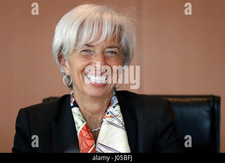 Berlin, Deutschland. 10. April 2017. Christine Lagarde, geschäftsführende Direktorin des Internationalen Währungsfonds (IWF), wartet auf Bundeskanzlerin Merkel im Kanzleramt in Berlin, Deutschland, 10. April 2017. Merkel trifft die Führer der internationalen Finanz- und Wirtschaftskrise auf das Kanzleramt in Berlin. Foto: Michael Sohn/POOL AP/Dpa/Alamy Live-Nachrichten Stockfoto