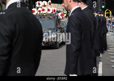 London, UK. 10. April 2017. Ein Leichenwagen tragen den Sarg des PC Keith Palmer macht seinen Weg nach unten Southwark Street vorbei an Linien von Polizeibeamten nach seiner Beerdigung in der Southwark Cathedral. Bildnachweis: Thabo Jaiyesimi/Alamy Live-Nachrichten Stockfoto