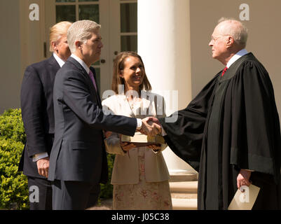 Washington, USA. 10. April 2017. Präsident Donald J Trump stellt die neuen Associate Richter am Obersten Gerichtshof, Neil Gorsuch Preisverleihung White House Rose Garden. Justiz Gorsuch wurde dann von Justice Anthony Kennedy Foto von Patsy Lynch/Alamy Credit vereidigt: Patsy Lynch/Alamy Live News Bildnachweis: Patsy Lynch/Alamy Live News Stockfoto