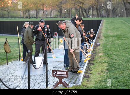 Washington, USA. 9. April 2017. US Minister fuer dem inneren Ryan Zinke, Center, hilft Freiwilligen aus der Rolling Thunder Motorrad Interessengruppe sauber das Vietnam Veterans Memorial Wall 9. April 2017 in Washington, DC. Bildnachweis: Planetpix/Alamy Live-Nachrichten Stockfoto