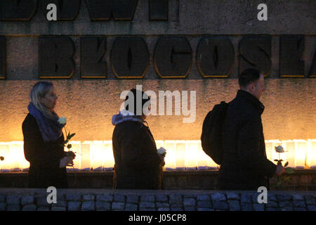 Danzig, Polen. 10. April 2017. Menschen Anzünden von Kerzen werden auf 10. April 2017 in Danzig unter dem gefallenen Werft Arbeiter Denkmal gesehen. Gdansk Bürger legten Blumen und Kerzen zum Gedenken an 96 Menschen starben in einer Flugzeug-Katastrophe in Smolensk, Russland im Jahr 2010. Bildnachweis: Michal Fludra/Alamy Live-Nachrichten Stockfoto