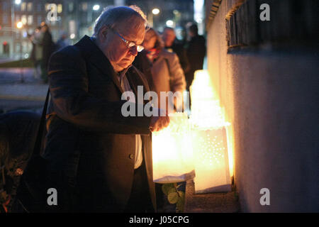 Danzig, Polen. 10. April 2017. Menschen Anzünden von Kerzen werden auf 10. April 2017 in Danzig unter dem gefallenen Werft Arbeiter Denkmal gesehen. Gdansk Bürger legten Blumen und Kerzen zum Gedenken an 96 Menschen starben in einer Flugzeug-Katastrophe in Smolensk, Russland im Jahr 2010. Bildnachweis: Michal Fludra/Alamy Live-Nachrichten Stockfoto