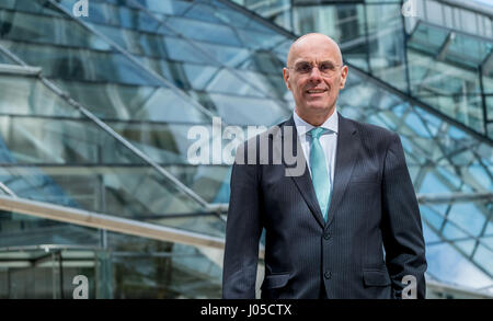 Hannover, Deutschland. 6. April 2017. Thomas Buerkle, Vorsitzender der norddeutschen Landesbank Girozentrale (Nord deutsche Landesbank NORD/LB), fotografiert vor dem Hauptsitz in Hannover, 6. April 2017. Foto: Peter Steffen/Dpa/Alamy Live News Stockfoto