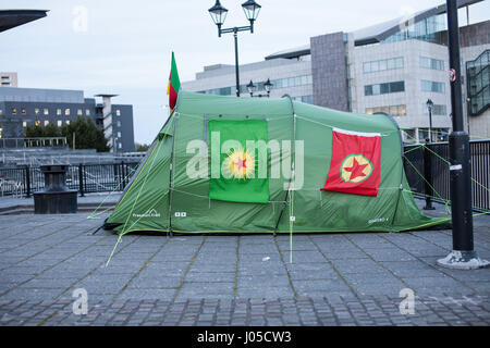 Cardiff, UK. 10. April 2017. Mitglieder des Cardiffs kurdische Gemeinschaft sind Fasten und camping außerhalb der National Assembly of Wales zur Solidarität mit weltweiten Hungerstreik gegen Menschenrechtsverletzungen in der Türkei. Bildnachweis: Taz Rahman/Alamy Live-Nachrichten Stockfoto