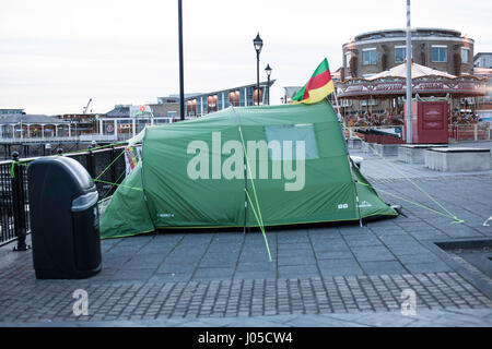 Cardiff, UK. 10. April 2017. Mitglieder des Cardiffs kurdische Gemeinschaft sind Fasten und camping außerhalb der National Assembly of Wales zur Solidarität mit weltweiten Hungerstreik gegen Menschenrechtsverletzungen in der Türkei. Bildnachweis: Taz Rahman/Alamy Live-Nachrichten Stockfoto