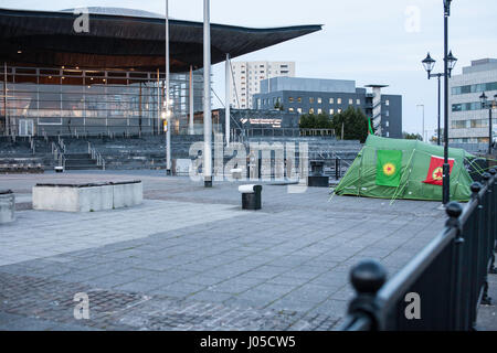 Cardiff, UK. 10. April 2017. Mitglieder des Cardiffs kurdische Gemeinschaft sind Fasten und camping außerhalb der National Assembly of Wales zur Solidarität mit weltweiten Hungerstreik gegen Menschenrechtsverletzungen in der Türkei. Bildnachweis: Taz Rahman/Alamy Live-Nachrichten Stockfoto