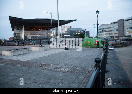 Cardiff, UK. 10. April 2017. Mitglieder des Cardiffs kurdische Gemeinschaft sind Fasten und camping außerhalb der National Assembly of Wales zur Solidarität mit weltweiten Hungerstreik gegen Menschenrechtsverletzungen in der Türkei. Bildnachweis: Taz Rahman/Alamy Live-Nachrichten Stockfoto