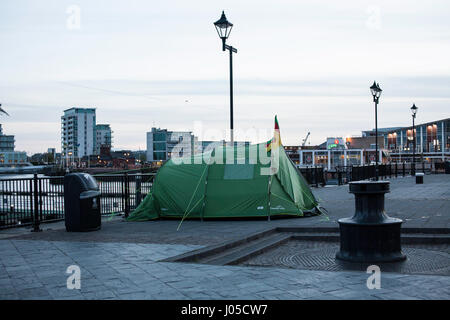 Cardiff, UK. 10. April 2017. Mitglieder des Cardiffs kurdische Gemeinschaft sind Fasten und camping außerhalb der National Assembly of Wales zur Solidarität mit weltweiten Hungerstreik gegen Menschenrechtsverletzungen in der Türkei. Bildnachweis: Taz Rahman/Alamy Live-Nachrichten Stockfoto