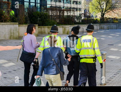 8. April 2017 - Birmingham, UK: Polizei wegnehmen Saffiyah Khan, ein ortsansässiger Birmingham Gegner extrem rechtsgerichteten English Defence League (EDL) Unterstützer während einer Kundgebung im Zentrum von Birmingham, UK Stockfoto