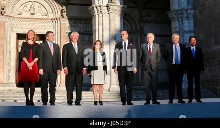 Lucca, Italien. 10. April 2017. US Secretary Of State Rex Tillerson, Center, posiert für das Familienfoto vor der Kathedrale von Lucca auf dem G7-Ministertreffen 10. April 2017 in Lucca, Italien. Von links nach rechts: von links: Hohe Vertreterin der Union für auswärtige Angelegenheiten Federica Mogherini, deutscher Außenminister Sigmar Gabriel, US Staatssekretär Rex Tillerson, kanadischen Außenminister Chrystia Freeland, italienische Außenminister Angelino Alfano, Frankreich Außenminister Jean-Marc Ayrault, Foreign Secretary Boris Johnson Credit: Planetpix/Alamy Live News Stockfoto