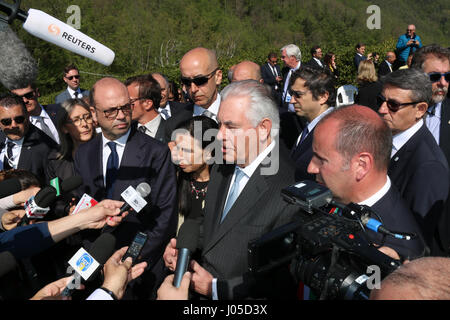 Lucca, Italien. 10. April 2017. US Secretary Of State Rex Tillerson, Zentrum, mit italienischen Minister für auswärtige Angelegenheiten, Angelino Alfano, links, sprechen Sie mit den Medien nach einer Zeremonie an der Gedenkstätte Sant'Anna di Stazzema Blutbad 10. April 2017 in Lucca, Italien. Die Gruppe sind in Lucca für die G7-Treffen der Außenminister. Bildnachweis: Planetpix/Alamy Live News Bildnachweis: Planetpix/Alamy Live-Nachrichten Stockfoto