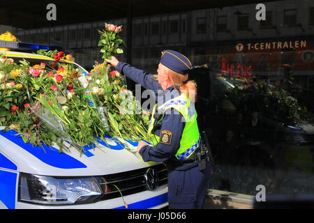 Emotionale Szenen auf dem Gelände des Stockholm-Lkw-Angriff. Menschen sind gekommen, um Blumen am Sonntag nach dem Angriff auf ein Polizeiauto zu legen. Stockfoto