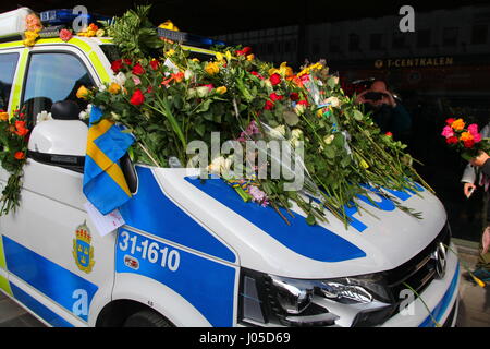 Emotionale Szenen auf dem Gelände des Stockholm-Lkw-Angriff. Menschen sind gekommen, um Blumen am Sonntag nach dem Angriff auf ein Polizeiauto zu legen. Stockfoto