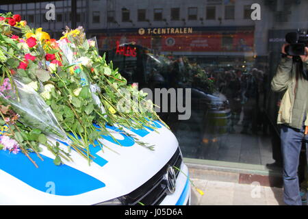 Emotionale Szenen auf dem Gelände des Stockholm-Lkw-Angriff. Menschen sind gekommen, um Blumen am Sonntag nach dem Angriff auf ein Polizeiauto zu legen. Stockfoto