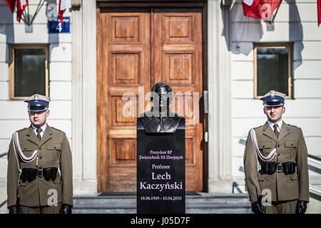 Warschau, Polen. 10. April 2017. Zwei polnische Soldaten bewachen neben einer Statue des verstorbenen polnischen Präsidenten Lech Kaczynski in Warschau, die Hauptstadt von Polen, am 10. April 2017. Polen markiert am Montag den siebten Jahrestag des Flugzeugabsturzes in Smolensk der Russischen Föderation, in denen 96 polnischen Volkes, einschließlich der dann-polnischen Präsidenten Lech Kaczynski getötet wurden. Bildnachweis: Chen Xu/Xinhua/Alamy Live-Nachrichten Stockfoto