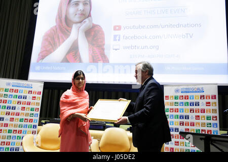 Vereinten Nationen. 10. April 2017. Vereinten Nationen Generalsekretär Antonio Guterres (R) bezeichnet Malala Yousafzai als UN-Botschafter des Friedens mit einem besonderen Fokus auf Mädchenbildung im UN-Hauptquartier in New York, am 10. April 2017. UN-Generalsekretär Antonio Guterres am Montag bezeichnet 19-Year-Old Malala Yousafzai aus Pakistan als UN jüngste Messenger of Peace mit einem besonderen Fokus auf Mädchenbildung. Bildnachweis: Li Muzi/Xinhua/Alamy Live-Nachrichten Stockfoto