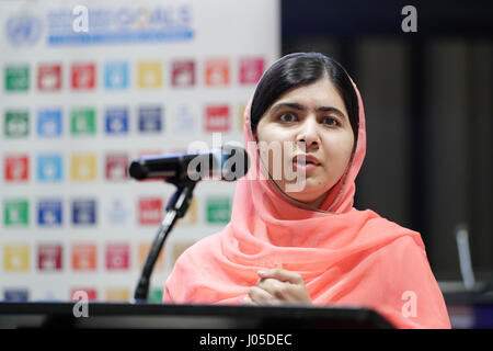 Vereinten Nationen. 10. April 2017. Malala Yousafzai hält eine Rede, nachdem sie als UNO Kurier des Friedens mit einem besonderen Fokus auf Mädchenbildung im UN-Hauptquartier in New York, am 10. April 2017 benannt wurde. UN-Generalsekretär Antonio Guterres am Montag bezeichnet 19-Year-Old Malala Yousafzai aus Pakistan als UN jüngste Messenger of Peace mit einem besonderen Fokus auf Mädchenbildung. Bildnachweis: Li Muzi/Xinhua/Alamy Live-Nachrichten Stockfoto