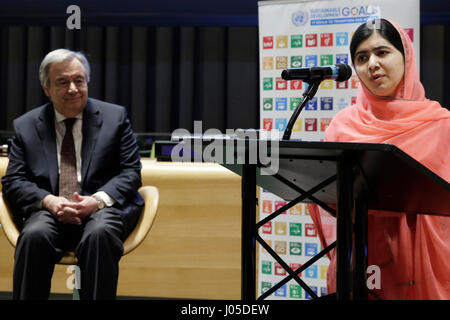 Vereinten Nationen. 10. April 2017. Malala Yousafzai (R) hält eine Rede, nachdem sie als UNO Kurier des Friedens mit einem besonderen Fokus auf Mädchenbildung im UN-Hauptquartier in New York, am 10. April 2017 benannt wurde. UN-Generalsekretär Antonio Guterres am Montag bezeichnet 19-Year-Old Malala Yousafzai aus Pakistan als UN jüngste Messenger of Peace mit einem besonderen Fokus auf Mädchenbildung. Bildnachweis: Li Muzi/Xinhua/Alamy Live-Nachrichten Stockfoto