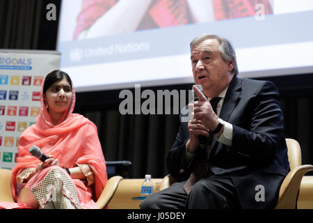 Vereinten Nationen. 10. April 2017. Vereinten Nationen Generalsekretär Antonio Guterres (R) und Malala Yousafzai besuchen eine Bezeichnung Zeremonie im UN-Hauptquartier in New York, am 10. April 2017. UN-Generalsekretär Antonio Guterres am Montag bezeichnet 19-Year-Old Malala Yousafzai aus Pakistan als UN jüngste Messenger of Peace mit einem besonderen Fokus auf Mädchenbildung. Bildnachweis: Li Muzi/Xinhua/Alamy Live-Nachrichten Stockfoto