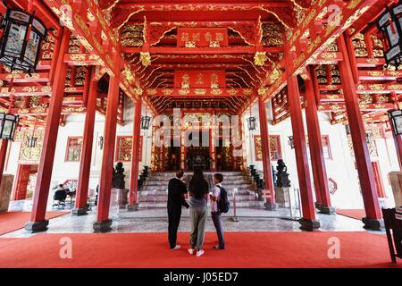 Changwat Ayutthaya, Thailand. 29. März 2017. Menschen besuchen die Phra Thinang Wehart Chamrun, einer chinesischen Stil Kammer in Bang Pa-In Königspalast, Changwat Ayutthaya, Thailand, 29. März 2017. Bildnachweis: Li Mangmang/Xinhua/Alamy Live-Nachrichten Stockfoto