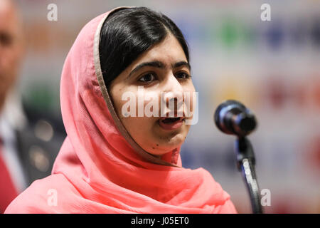 New York, Vereinigte Staaten von Amerika. 10. April 2017. Aktivistin Malala Yousafzai, begleitet von Portugals António Guterres, Generalsekretär der Vereinten Nationen (UN) während ihrer Ernennung als Friedensbotschaft der Vereinten Nationen mit einem besonderen Fokus auf Mädchen Fortbildungsveranstaltung im Hauptquartier der Vereinten Nationen in New York am Nachmittag des Montag, 10. Die Funktion ist die höchste Ehrung, die ein Organisationsleiter, ein Bürger der Welt. Stockfoto