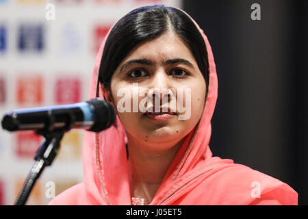 New York, Vereinigte Staaten von Amerika. 10. April 2017. Aktivistin Malala Yousafzai, begleitet von Portugals António Guterres, Generalsekretär der Vereinten Nationen (UN) während ihrer Ernennung als Friedensbotschaft der Vereinten Nationen mit einem besonderen Fokus auf Mädchen Fortbildungsveranstaltung im Hauptquartier der Vereinten Nationen in New York am Nachmittag des Montag, 10. Die Funktion ist die höchste Ehrung, die ein Organisationsleiter, ein Bürger der Welt. Stockfoto