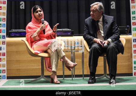 New York, Vereinigte Staaten von Amerika. 10. April 2017. Aktivistin Malala Yousafzai, begleitet von Portugals António Guterres, Generalsekretär der Vereinten Nationen (UN) während ihrer Ernennung als Friedensbotschaft der Vereinten Nationen mit einem besonderen Fokus auf Mädchen Fortbildungsveranstaltung im Hauptquartier der Vereinten Nationen in New York am Nachmittag des Montag, 10. Die Funktion ist die höchste Ehrung, die ein Organisationsleiter, ein Bürger der Welt. Stockfoto