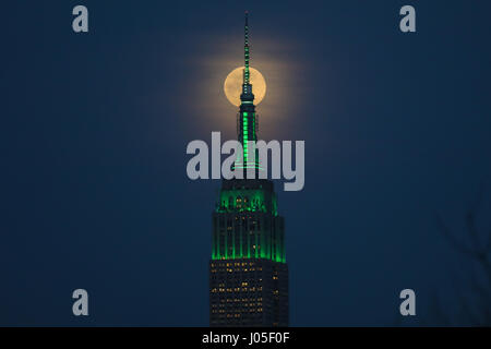 New York, Vereinigte Staaten von Amerika. 10. April 2017. Mond in seiner vollen Form sieht man hinter dem Empire State Building in New York am Montag Abend, 10 Credit: Brasilien Foto Presse/Alamy Live News Stockfoto