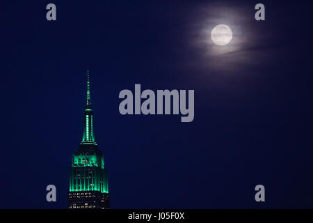 New York, Vereinigte Staaten von Amerika. 10. April 2017. Mond in seiner vollen Form sieht man hinter dem Empire State Building in New York am Montag Abend, 10 Credit: Brasilien Foto Presse/Alamy Live News Stockfoto