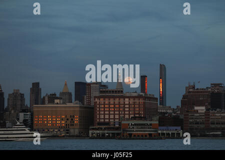 New York, Vereinigte Staaten von Amerika. 10. April 2017. Vollmond ist am Montagabend, 10 auf der Insel Manhattan in New York City gesehen. Stockfoto