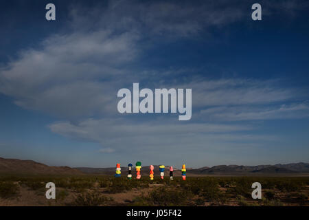 Jean, Nevada, USA. 10. April 2017. Die große Kunst im öffentlichen Raum-Installation mit dem Titel sieben Magic Mountains des Schweizer Künstlers Ugo Rondinone ist bei Sonnenuntergang 10. April 2017 in der Nähe von Jean, Nevada gesehen. Das Kunstwerk, bestehend aus sieben Türme der bunten, gestapelte Felsen stehend mehr als dreißig Fuß hoch, wird voraussichtlich bis Mai 2018 angezeigt werden. Bildnachweis: David Becker/ZUMA Draht/Alamy Live-Nachrichten Stockfoto