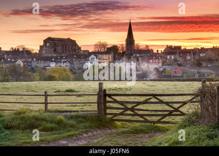 Malmesbury, Wiltshire, UK. 11. April 2017. UK-Wetter - Übernachtung Groundfrost schmilzt beim Sonnenaufgang über Wiltshire Hügel Stadt von Malmesbury, Wiltshire, April Credit: Terry Mathews/Alamy Live News Stockfoto