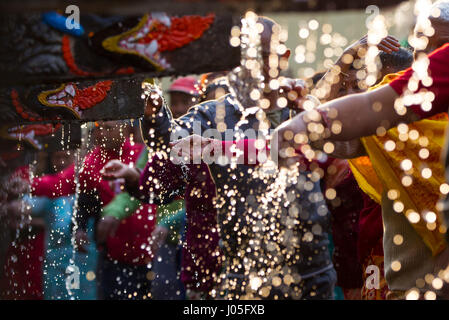 Lalitpur, Nepal. 11. April 2017. Nepalesische Anhänger Baden Heilige in Balaju Baise Dhara (22 Wasserspeier) während der Baishak Asnan Festival oder Balaju Purnima in Balaju, Kathmandu, Nepal, 11. April 2017. Hunderte von Gläubigen versammelt, ein rituelles Bad und Ehrfurcht vor den Wasserspeier in der Hoffnung gewährt Schutz vor Krankheit und einem besseren Leben zu bezahlen. Bildnachweis: Sunil Sharma/Xinhua/Alamy Live-Nachrichten Stockfoto