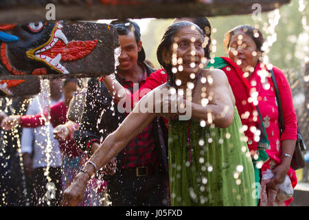 Lalitpur, Nepal. 11. April 2017. Nepalesische Anhänger Baden Heilige in Balaju Baise Dhara (22 Wasserspeier) während der Baishak Asnan Festival oder Balaju Purnima in Balaju, Kathmandu, Nepal, 11. April 2017. Hunderte von Gläubigen versammelt, ein rituelles Bad und Ehrfurcht vor den Wasserspeier in der Hoffnung gewährt Schutz vor Krankheit und einem besseren Leben zu bezahlen. Bildnachweis: Sunil Sharma/Xinhua/Alamy Live-Nachrichten Stockfoto