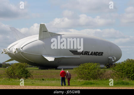 Cardington, Bedfordshire, UK. 11. April 2017. Der Hybrid Air Fahrzeuge Airlander 10 ist die neue Mobile Mooring Mast (MMM), eine integrierte Kettenfahrzeug und Ankermastes, wodurch es leichter zu kontrollieren und die Airlander "zurückschieben" festgemacht beim Manövrieren es um den Flugplatz. Das Flugzeug soll es ist 2017 Flugerprobungsprogramm in diesem Monat beginnen. Ein Auxiliary Landing System (ALS) wurde hinzugefügt, wodurch das Flugzeug sicher zu landen, auf eine größere Reichweite der Landung Winkel. Bildnachweis: Mick Flynn/Alamy Live-Nachrichten Stockfoto