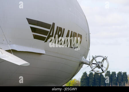 Cardington, Bedfordshire, UK. 11. April 2017. Der Hybrid Air Fahrzeuge Airlander 10 ist die neue Mobile Mooring Mast (MMM), eine integrierte Kettenfahrzeug und Ankermastes, wodurch es leichter zu kontrollieren und die Airlander "zurückschieben" festgemacht beim Manövrieren es um den Flugplatz. Das Flugzeug soll es ist 2017 Flugerprobungsprogramm in diesem Monat beginnen. Ein Auxiliary Landing System (ALS) wurde hinzugefügt, wodurch das Flugzeug sicher zu landen, auf eine größere Reichweite der Landung Winkel. Bildnachweis: Mick Flynn/Alamy Live-Nachrichten Stockfoto