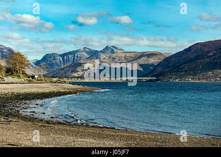 Blick vom schottischen Dorf überführt über Loch Linnhe in Richtung der Berge von Glen Coe mit Bidean Nam Bian in Highland Scotland UK Stockfoto