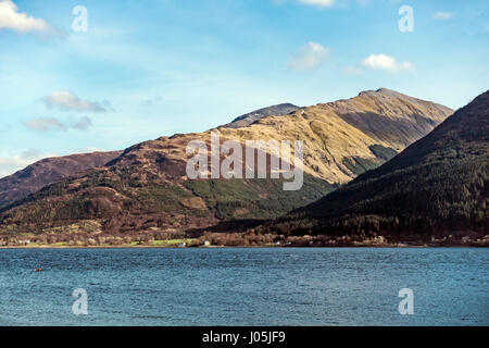 Blick vom überführt über Loch Linnhe in Ballachulish Berge Sgor Dhonuil (R) & Sgor Dhearg (L) in Highland Scotland UK Stockfoto