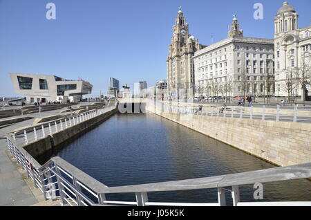 Die Mersey Ferries aufbauend auf Pier Head-Bereich auf den Fluss Mersey in Liverpool. Die Leber, Cunard und Port of Liverpool Gebäude sind auf der rechten Seite Stockfoto