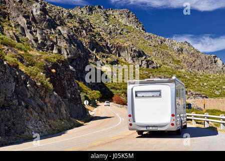 Wohnmobil parken auf einer Bergstraße mit spektakulärer Aussicht Stockfoto