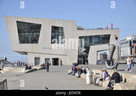 Die Mersey Ferries aufbauend auf Pier Head-Bereich auf den Fluss Mersey in Liverpool. Stockfoto