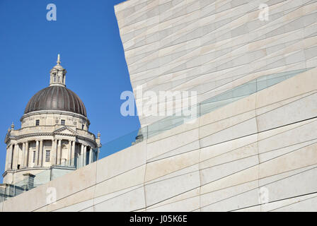 Das Museum of Liverpool am Mann Insel an Liverpools Pier Head Komplex mit der Port of Liverpool Building im Hintergrund Stockfoto