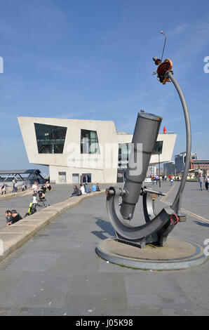 Die Mersey Ferries aufbauend auf Pier Head-Bereich auf den Fluss Mersey in Liverpool. Stockfoto