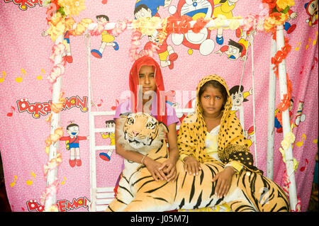 Mädchen sitzend posiert mit ausgestopften Tiger, Pushkar Fair, Rajasthan, Indien, Asien Stockfoto