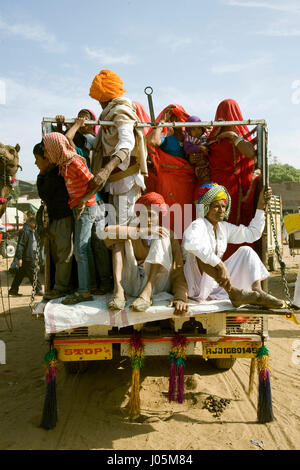 Die Leute Reisen in lokalen Jeep, Pushkar Mela, Rajasthan, Indien, Asien Stockfoto